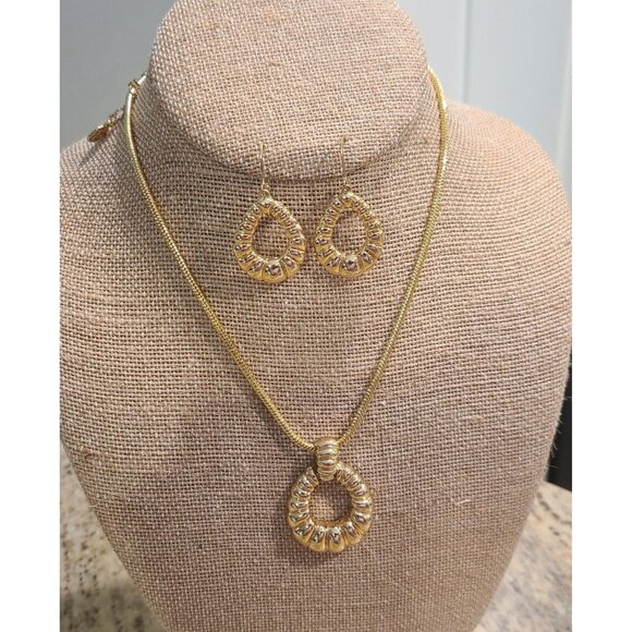 Gold Tone Monet Shell Shrimp Scalloped Necklace & Dangle Earrings Set - Picture 2 of 11